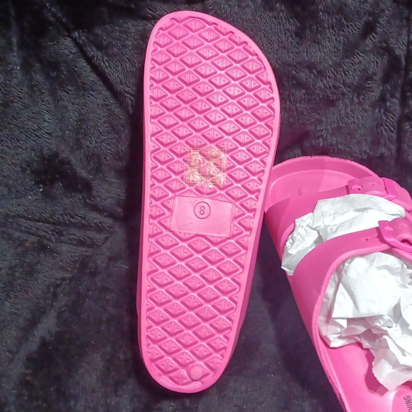 NWOT prettylittlething bright pink wide fit rubber buckle slides - Picture 4 of 4
